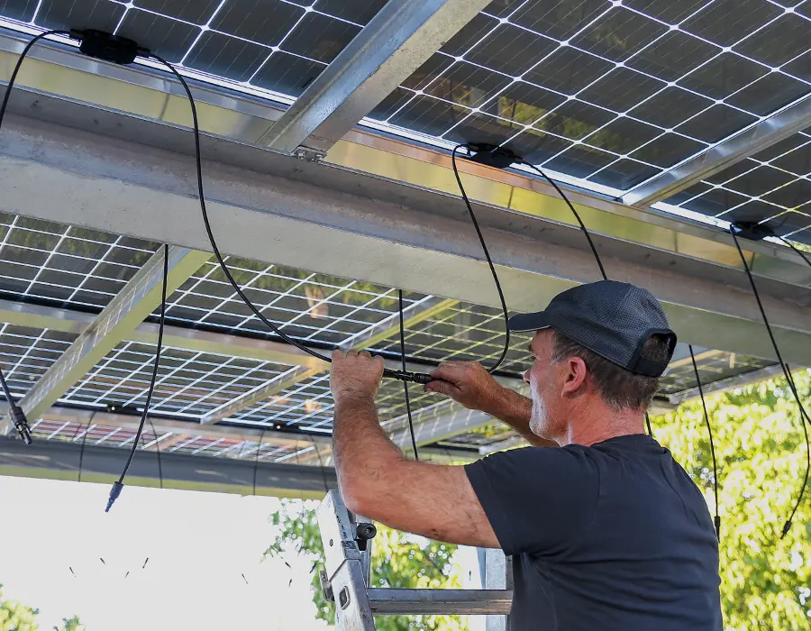 Placement de panneaux photovoltaïques sur un carport