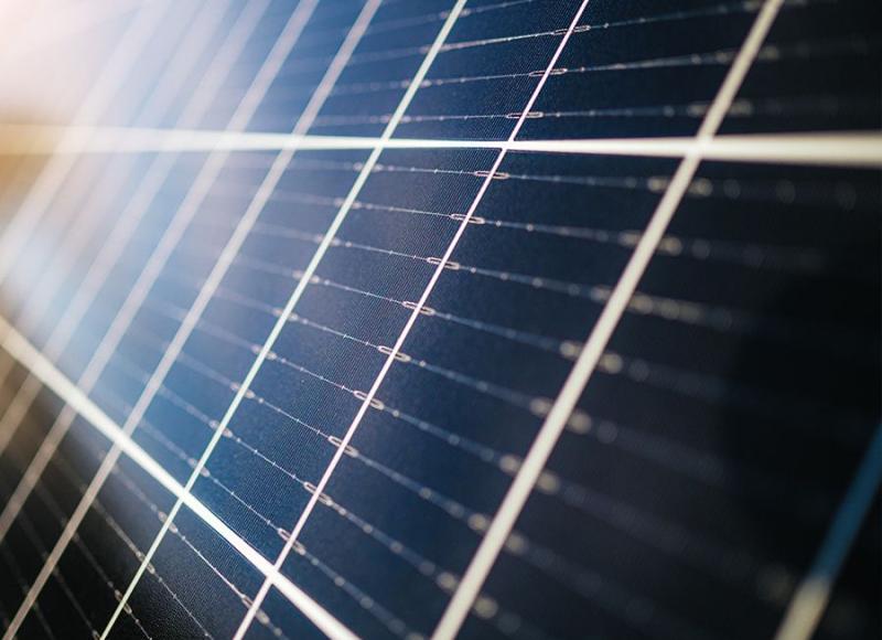 Quelle différence existe-t-il entre panneaux solaires et panneaux photovoltaïques ?